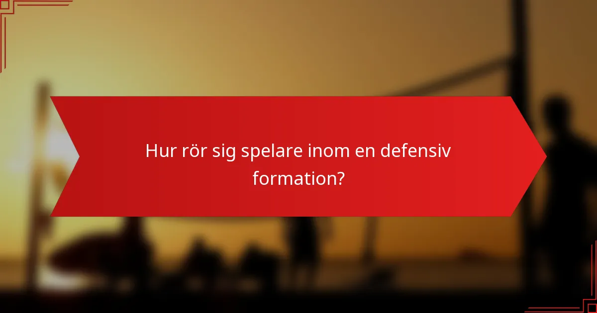 Hur rör sig spelare inom en defensiv formation?