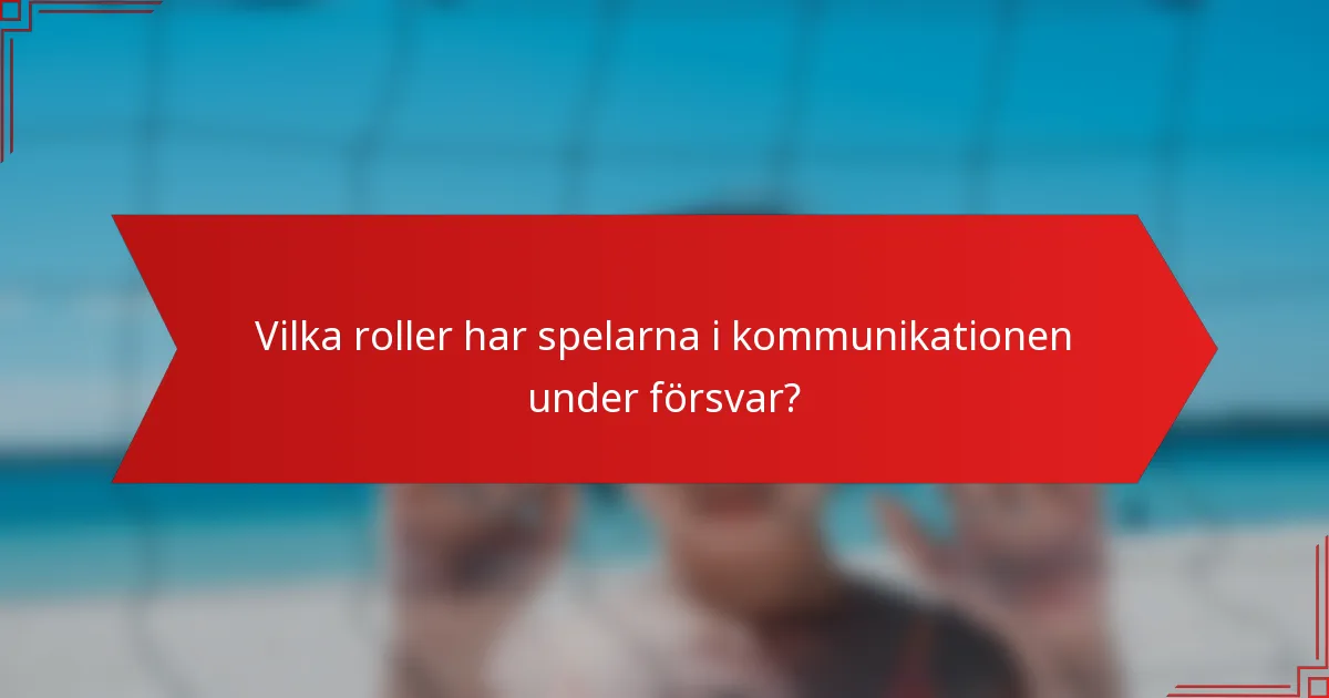 Vilka roller har spelarna i kommunikationen under försvar?